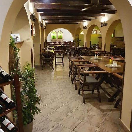 Excalibur Penzion A Restaurace Moravská Třebová エクステリア 写真