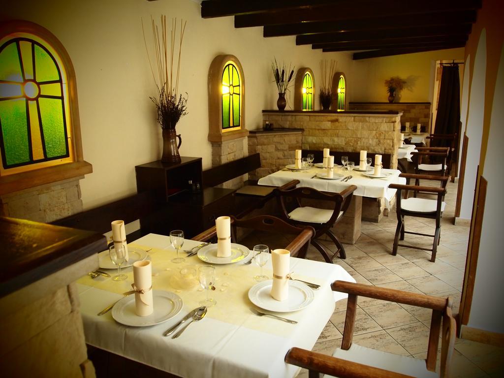 Excalibur Penzion A Restaurace Moravská Třebová エクステリア 写真
