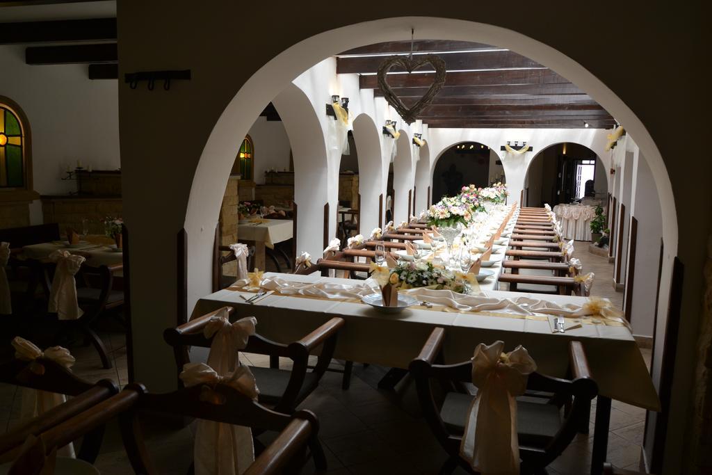 Excalibur Penzion A Restaurace Moravská Třebová エクステリア 写真
