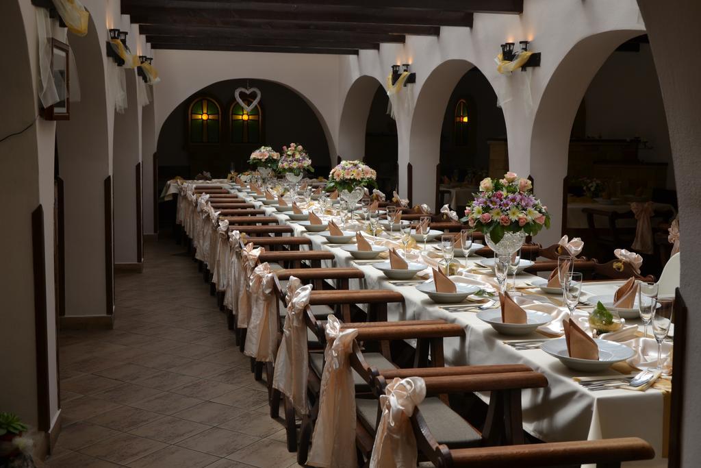 Excalibur Penzion A Restaurace Moravská Třebová エクステリア 写真