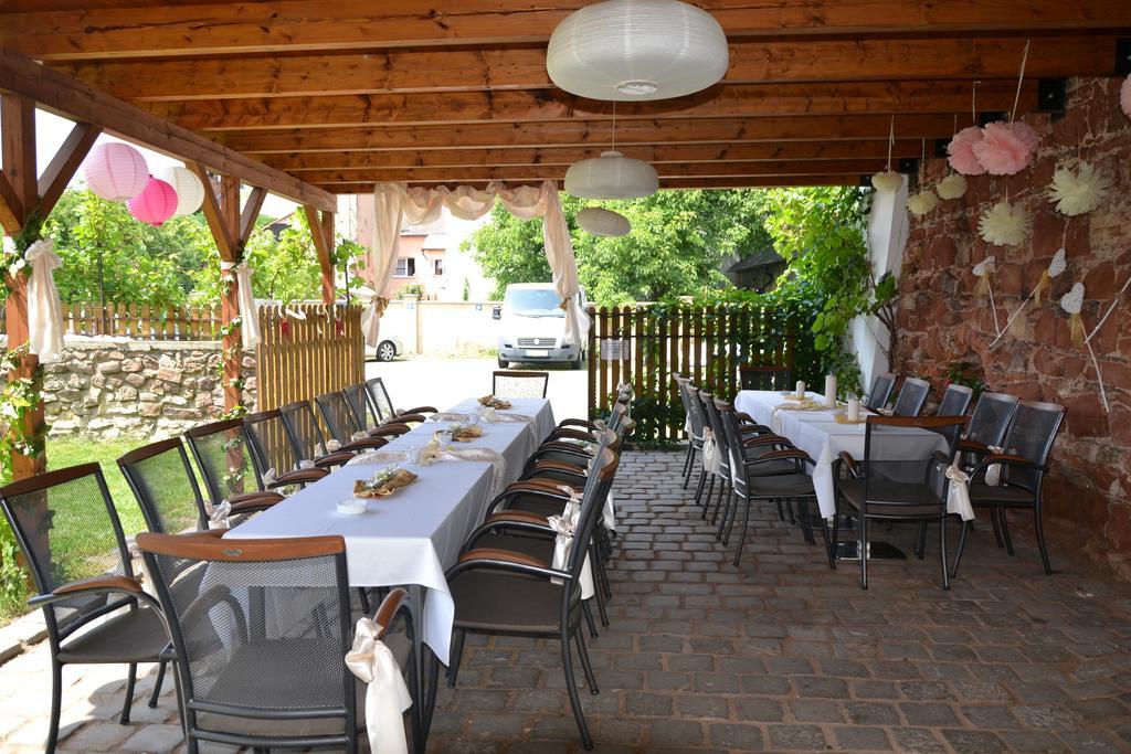 Excalibur Penzion A Restaurace Moravská Třebová エクステリア 写真