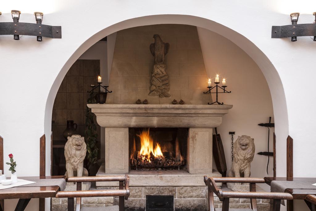 Excalibur Penzion A Restaurace Moravská Třebová エクステリア 写真