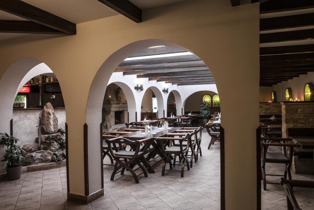 Excalibur Penzion A Restaurace Moravská Třebová エクステリア 写真