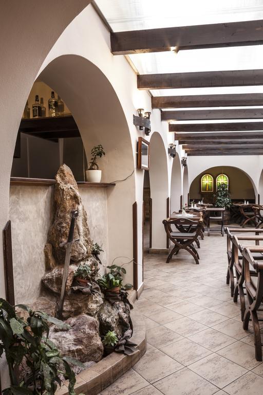 Excalibur Penzion A Restaurace Moravská Třebová エクステリア 写真