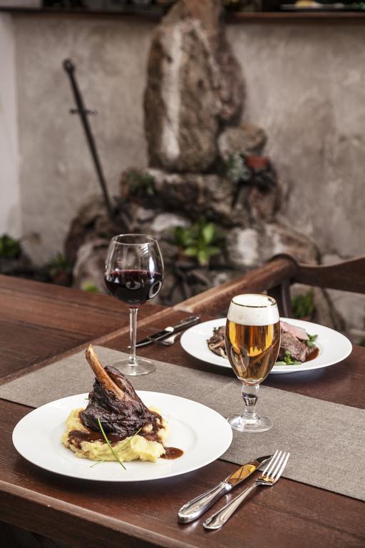 Excalibur Penzion A Restaurace Moravská Třebová エクステリア 写真